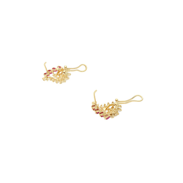 Juego de anillo y aretes diseño especial con rubíes y circonias en oro amarillo 14 kilates.