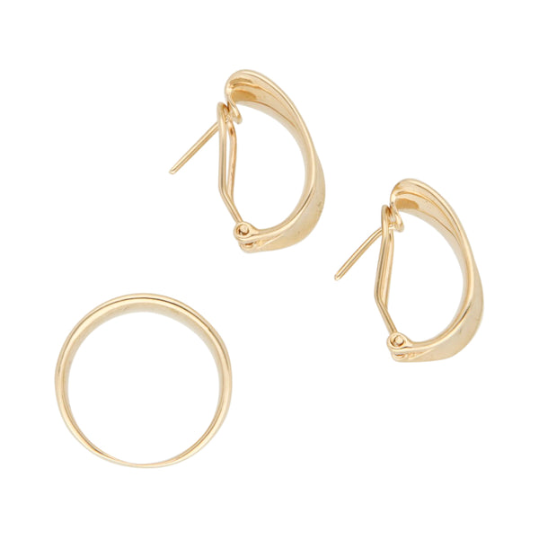 Juego de anillo y aretes lisos en oro amarillo 14 kilates.
