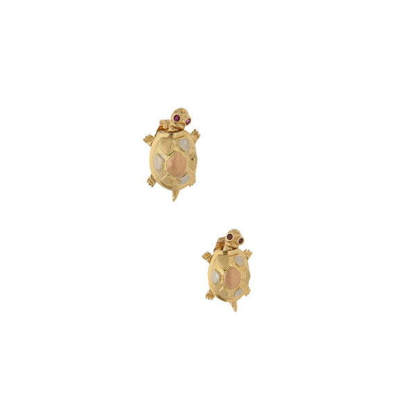 Broqueles diseño especial con sintéticos motivo tortuga en oro amarillo 14 kilates.