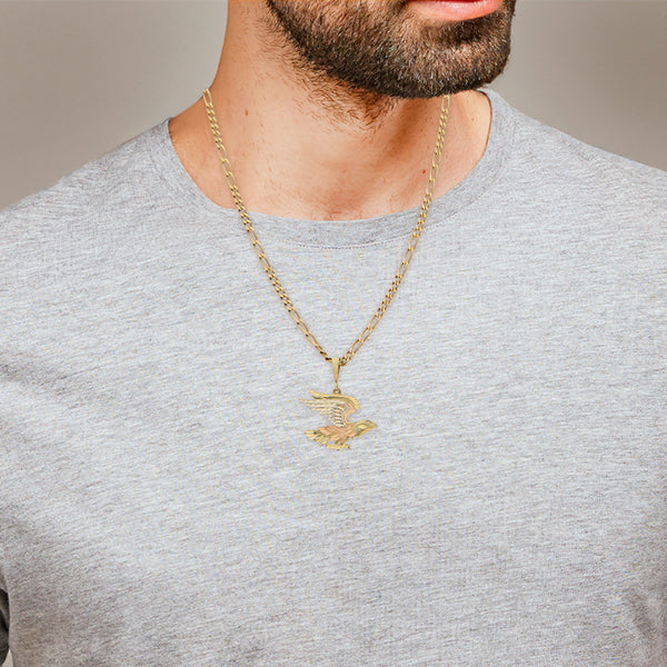 Collar de seis eslabones por tres y dije troquelado motivo águila en oro tres tonos 14 kilates.