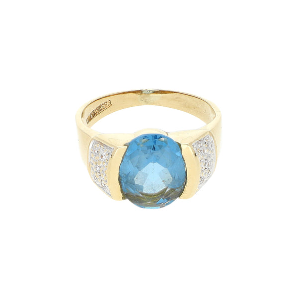 Anillo diseño especial con sintéticos en oro amarillo 14 kilates.