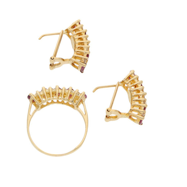 Juego de anillo y aretes diseño especial con rubíes y sintéticos en oro amarillo 14 kilates.