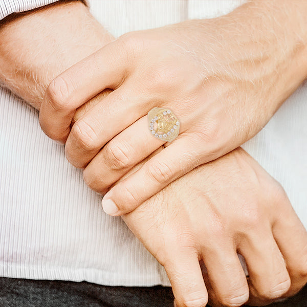 Anillo diseño especial motivo caballo con sintéticos en oro amarillo 14 kilates.