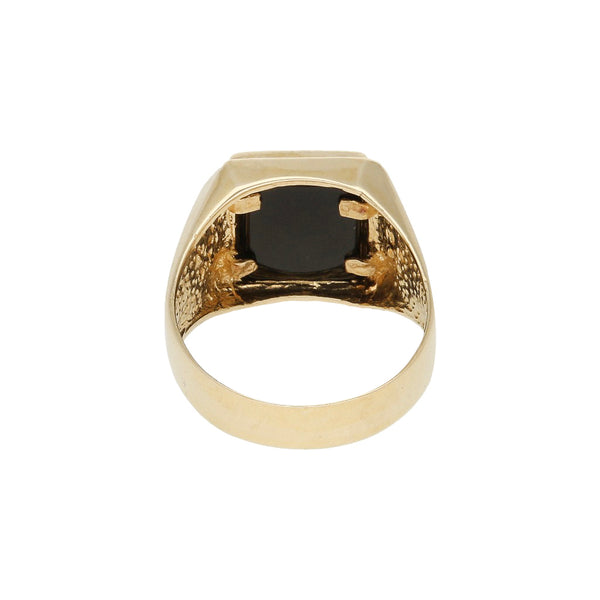 Anillo tipo sello motivo caballo con sintéticos en oro amarillo 14 kilates.