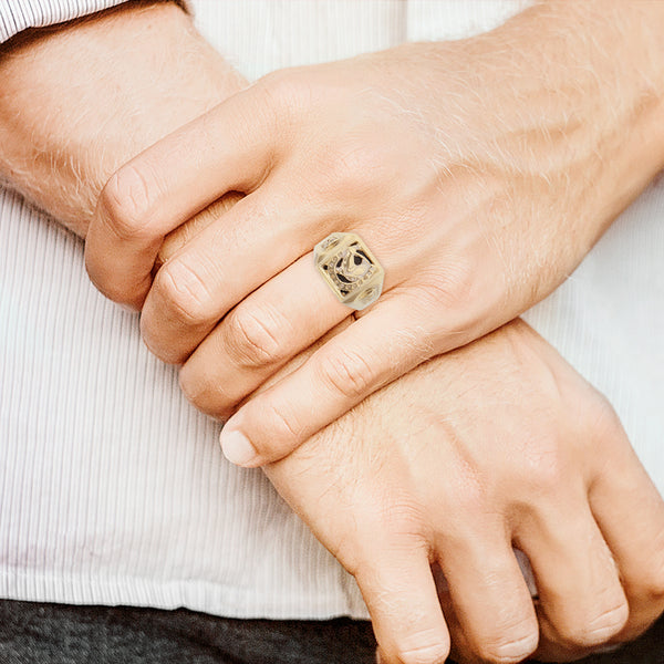 Anillo tipo sello motivo caballo con sintéticos en oro amarillo 14 kilates.