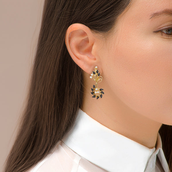 Aretes diseño especial con zafiros y sintéticos en oro amarillo 14 kilates.