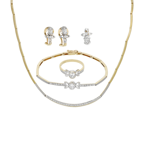 Juego de gargantilla eslabón articulado, dije y aretes diseño especial motivo ángel y juego de pulsera eslabón articulado y anillo diseño especial motivo flor con sintéticos en oro dos tonos 14 kilates.