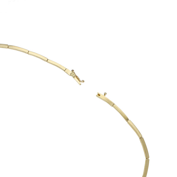 Juego de gargantilla eslabón articulado, dije y aretes diseño especial motivo ángel y juego de pulsera eslabón articulado y anillo diseño especial motivo flor con sintéticos en oro dos tonos 14 kilates.