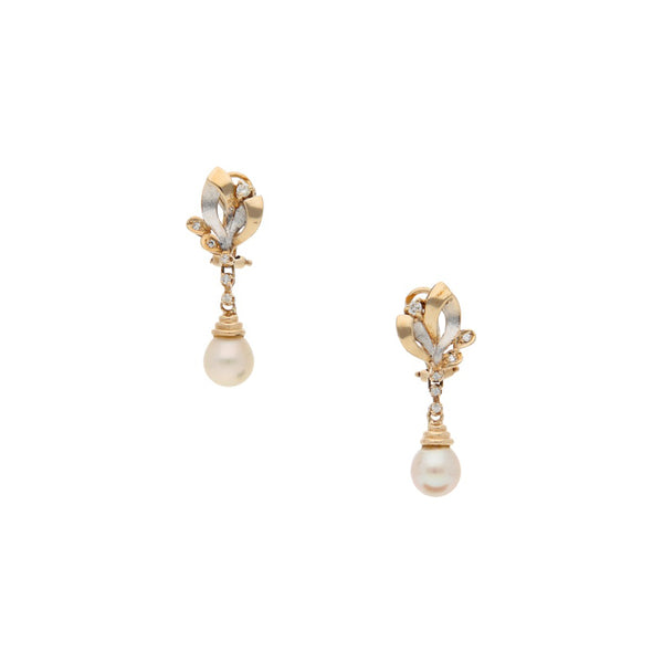 Aretes diseño especial con colgantes de diamantes y perlas en oro amarillo 12 kilates.