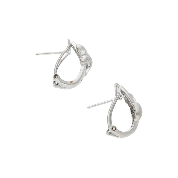 Aretes diseño especial con diamantes en oro blanco 14 kilates.