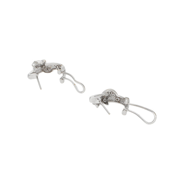 Aretes diseño especial con diamantes en oro blanco 14 kilates.