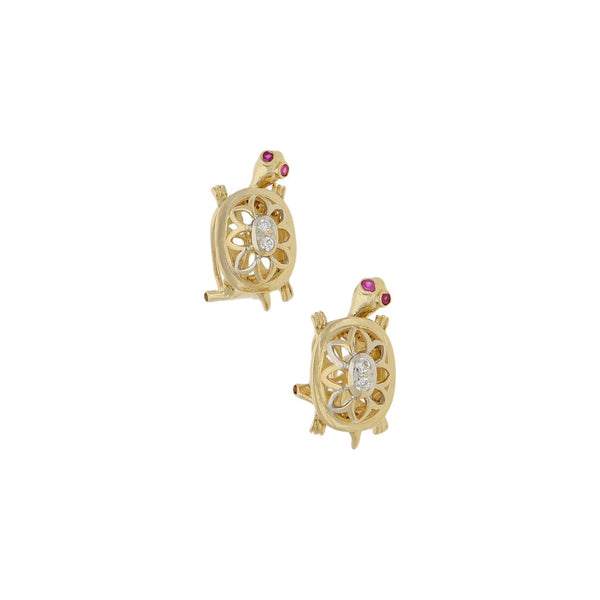 Aretes calados con sinteticos motivo tortuga en oro amarillo 14 kilates.