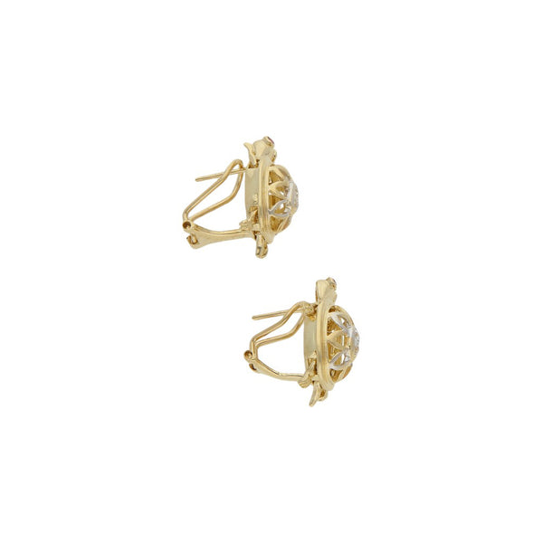 Aretes calados con sinteticos motivo tortuga en oro amarillo 14 kilates.
