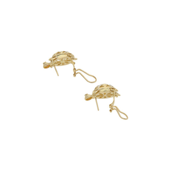 Aretes calados con sinteticos motivo tortuga en oro amarillo 14 kilates.