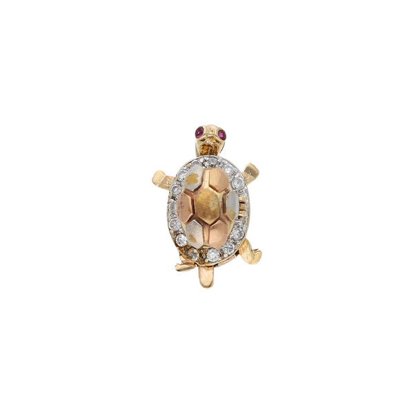 Prendedor diseño especial motivo tortuga con sintéticos en oro tres tonos 14 kilates.