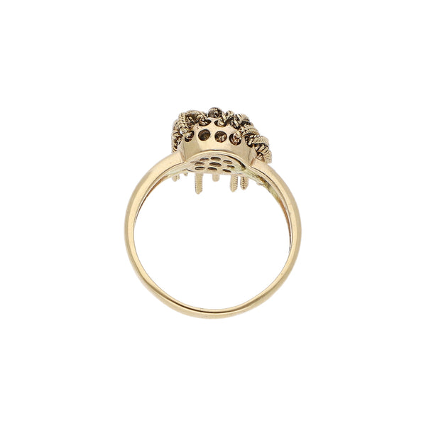 Anillo diseño especial con aplicaciones en oro amarillo 14 kilates.
