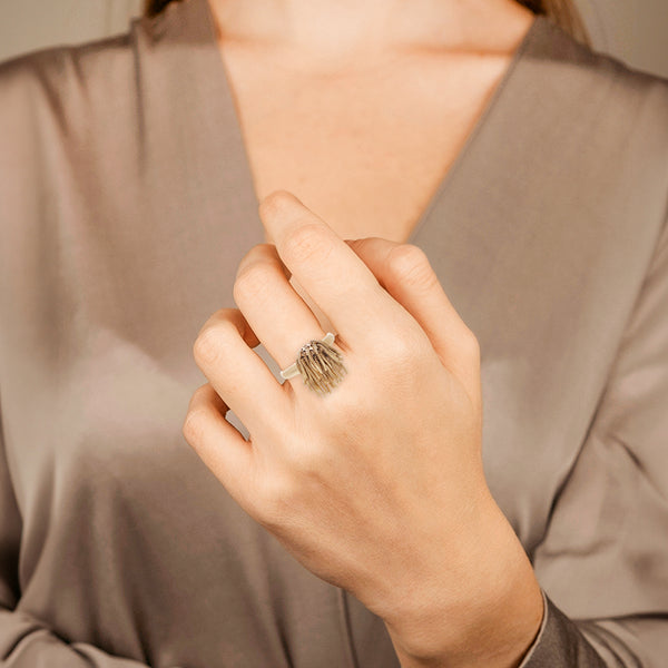Anillo diseño especial con aplicaciones en oro amarillo 14 kilates.