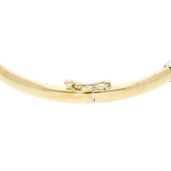 Pulsera de arillo lisa con aplicación y sintéticos en oro dos tonos 14 kilates.