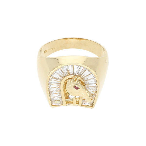 Anillo diseño especial motivo caballo con sintéticos en oro amarillo 14 kilates.