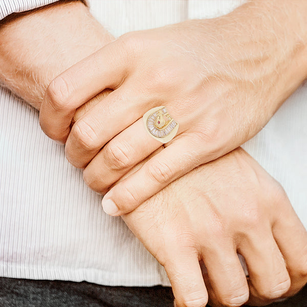 Anillo diseño especial motivo caballo con sintéticos en oro amarillo 14 kilates.