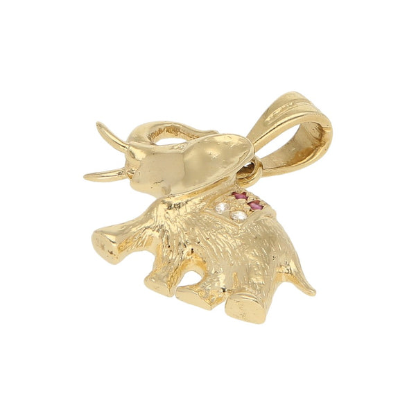 Dije labrado motivo elefante con sintéticos en oro amarillo 12 kilates.