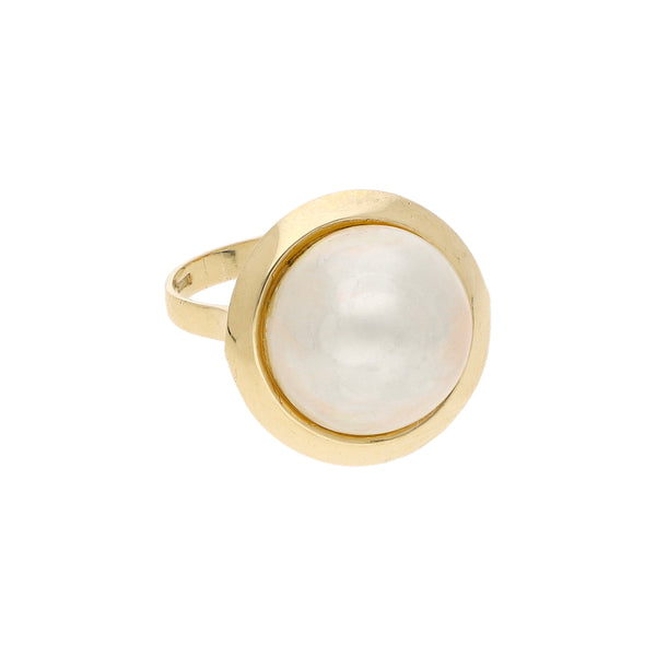 Anillo diseño especial con media perla en oro amarillo 14 kilates.