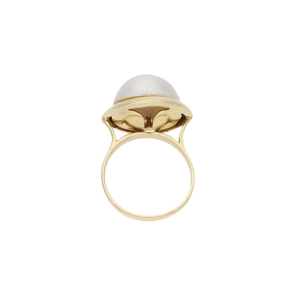 Anillo diseño especial con media perla en oro amarillo 14 kilates.