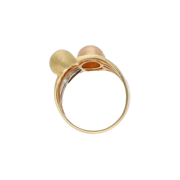Anillo calado motivo esferas en oro tres tonos 14 kilates.