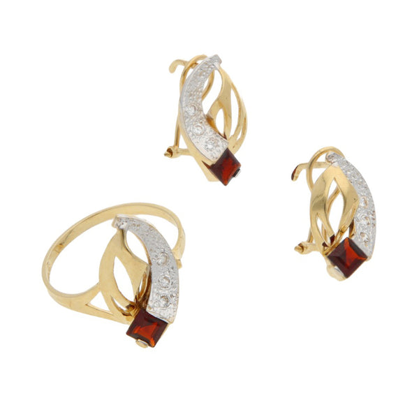Juego de aretes y anillo diseño especial con granates y circonias en oro amarillo 14 kilates.