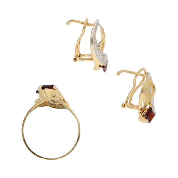 Juego de aretes y anillo diseño especial con granates y circonias en oro amarillo 14 kilates.
