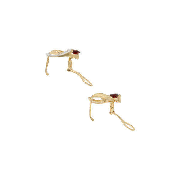 Juego de aretes y anillo diseño especial con granates y circonias en oro amarillo 14 kilates.