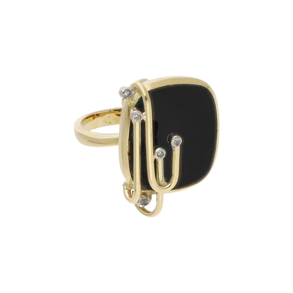 Anillo diseño especial con diamantes y ónix en oro amarillo 14 kilates.