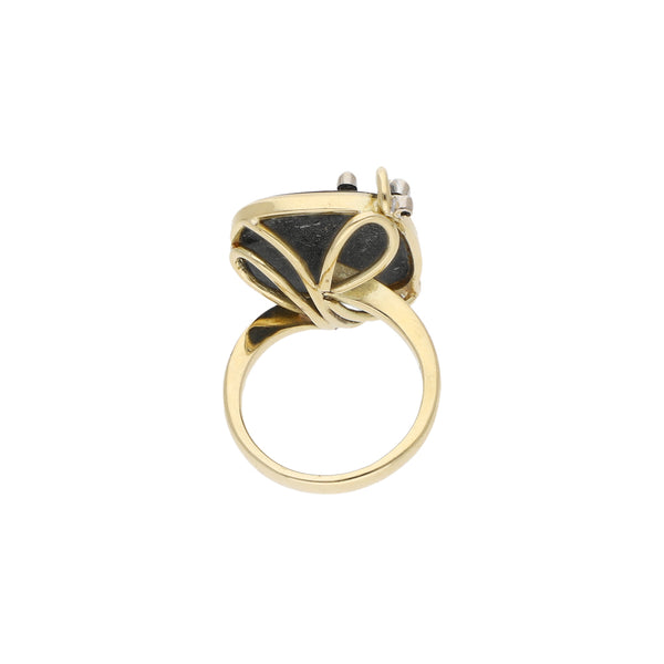 Anillo diseño especial con diamantes y ónix en oro amarillo 14 kilates.
