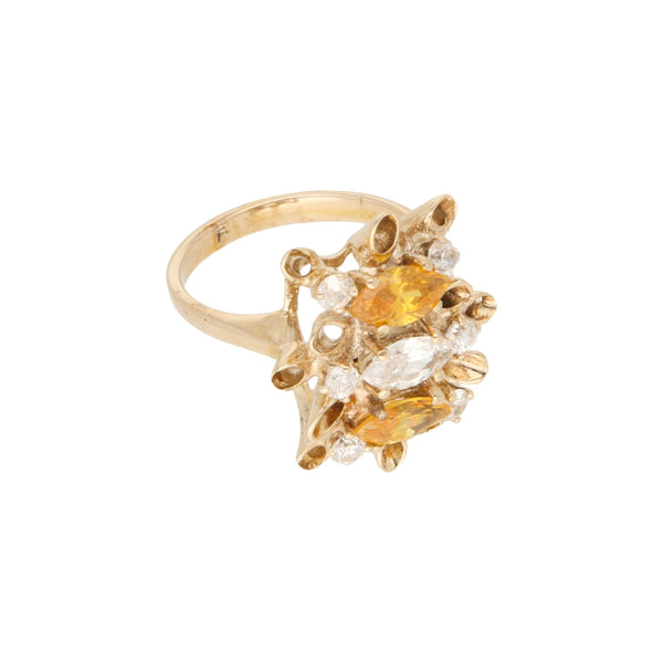 Anillo diseño especial con sintéticos en oro amarillo 14 kilates.