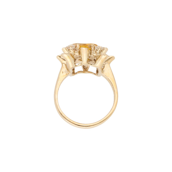 Anillo diseño especial con sintéticos en oro amarillo 14 kilates.