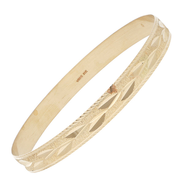 Pulsera de arillo labrada en oro amarillo 14 kilates.