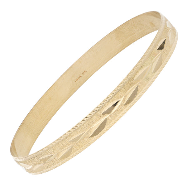 Pulsera de arillo labrada en oro amarillo 14 kilates.