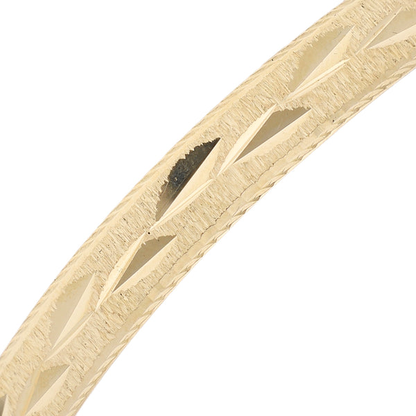 Pulsera de arillo labrada en oro amarillo 14 kilates.