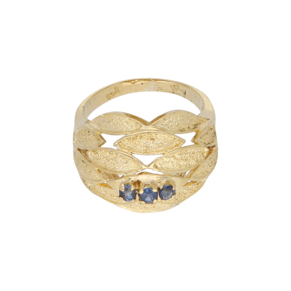Anillo labrado con zafiros en oro amarillo 18 kilates.