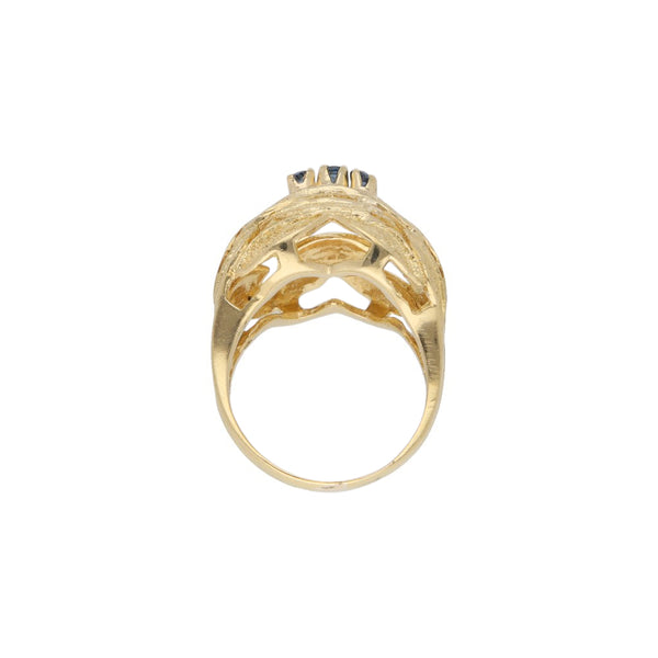 Anillo labrado con zafiros en oro amarillo 18 kilates.