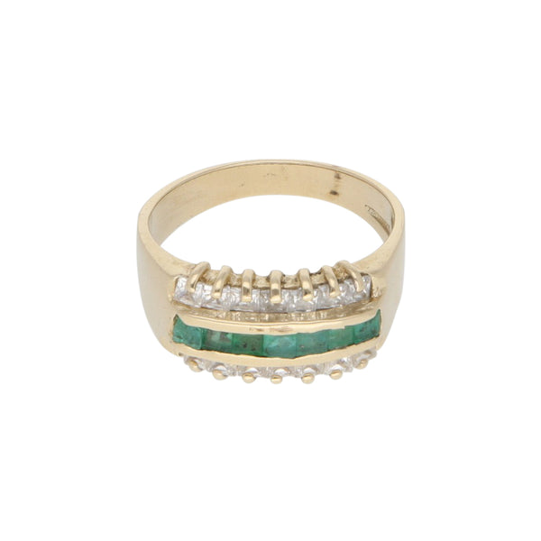 Anillo diseño especial con esmeraldas y sintéticos en oro amarillo 14 kilates.