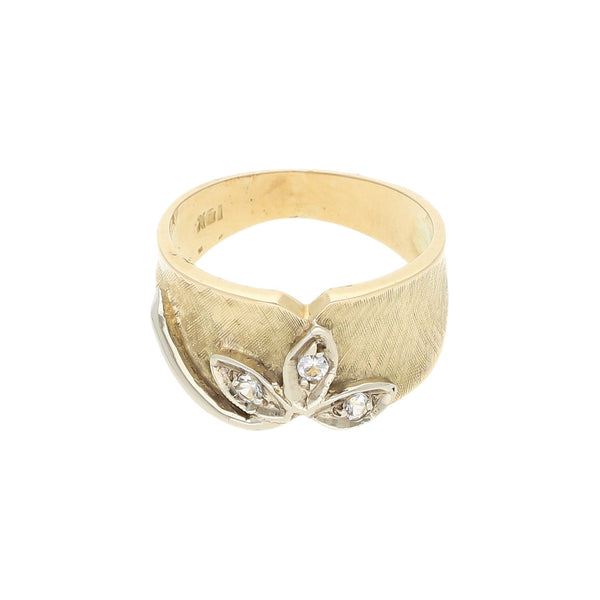 Anillo diseño especial motivo flor con circonias en oro amarillo 14 kilates.
