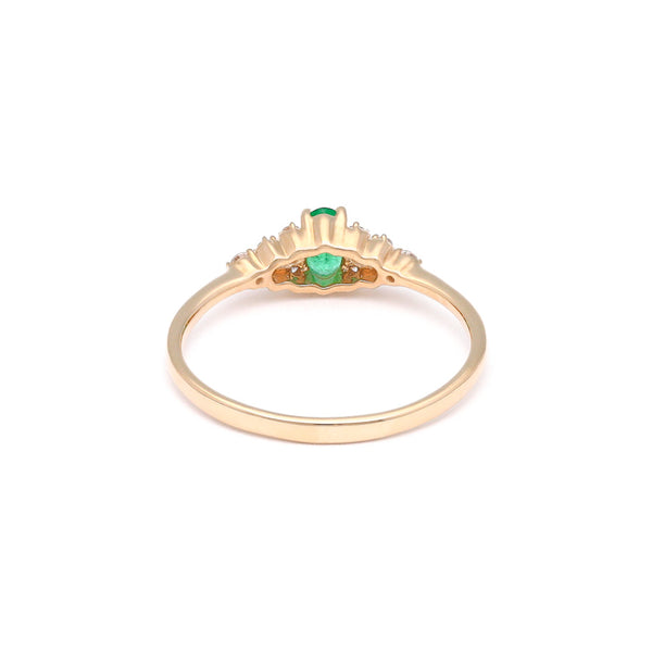 Anillo diseño especial con diamantes y esmeralda en oro amarillo 14 kilates.