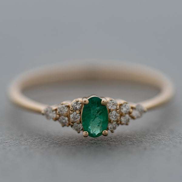Anillo diseño especial con diamantes y esmeralda en oro amarillo 14 kilates.