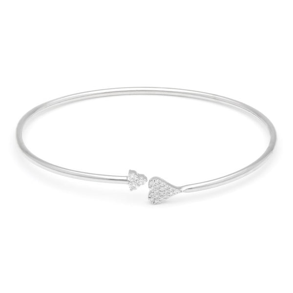 Pulsera de arillo abierta con aplicación motivo corazón de diamantes en oro blanco 14 kilates.