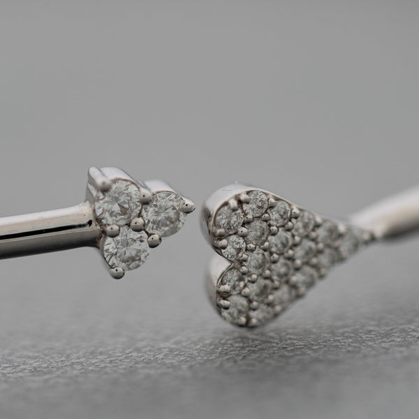 Pulsera de arillo abierta con aplicación motivo corazón de diamantes en oro blanco 14 kilates.