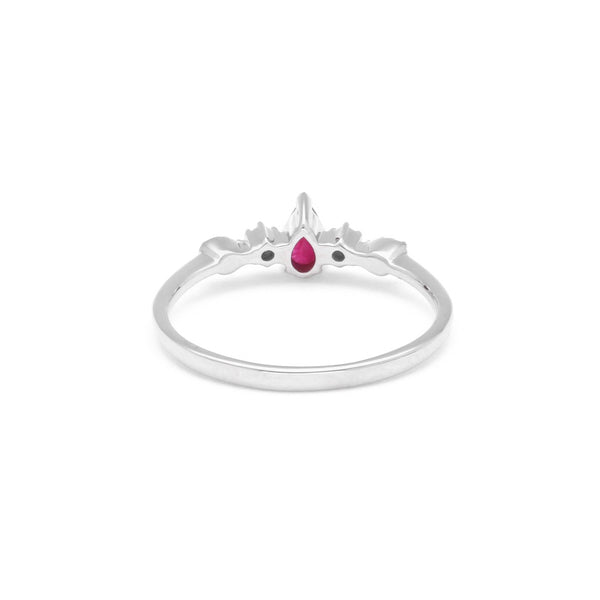 Anillo diseño especial con diamantes y rubí en oro blanco 14 kilates.