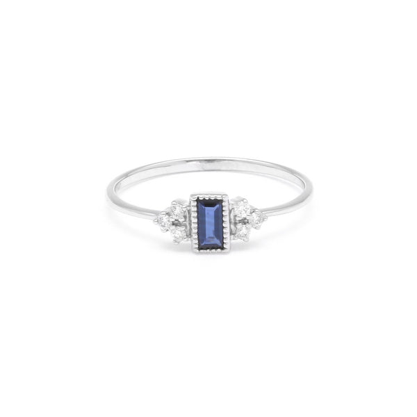 Anillo diseño especial con diamantes y zafiro en oro blanco 14 kilates.