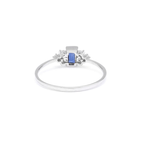 Anillo diseño especial con diamantes y zafiro en oro blanco 14 kilates.