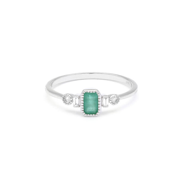 Anillo diseño especial con diamantes y esmeralda en oro blanco 14 kilates.